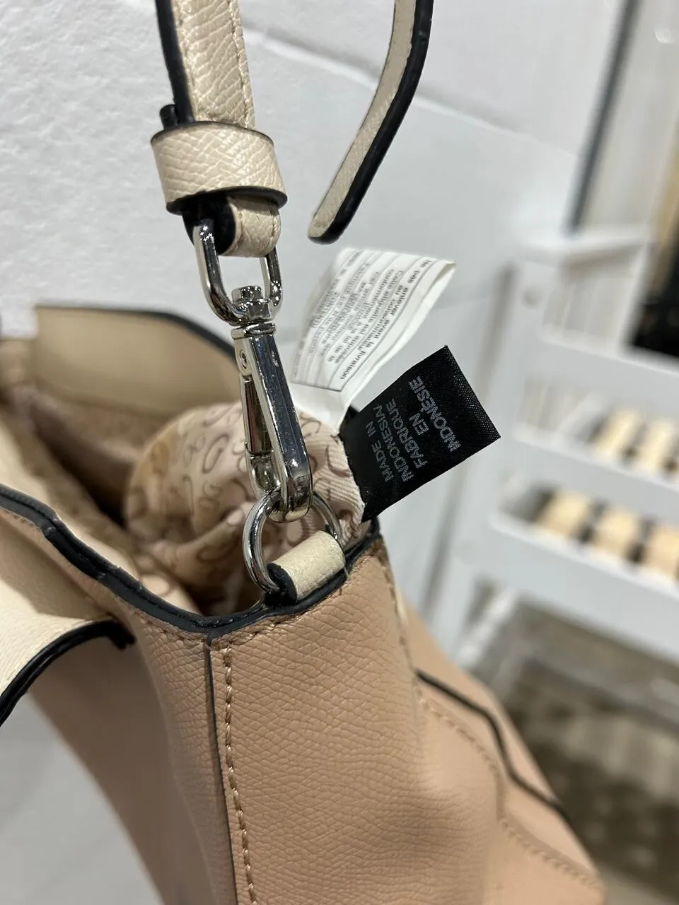 GUESS Crossbody Purse Tan Beige Handbag Flap opening logo