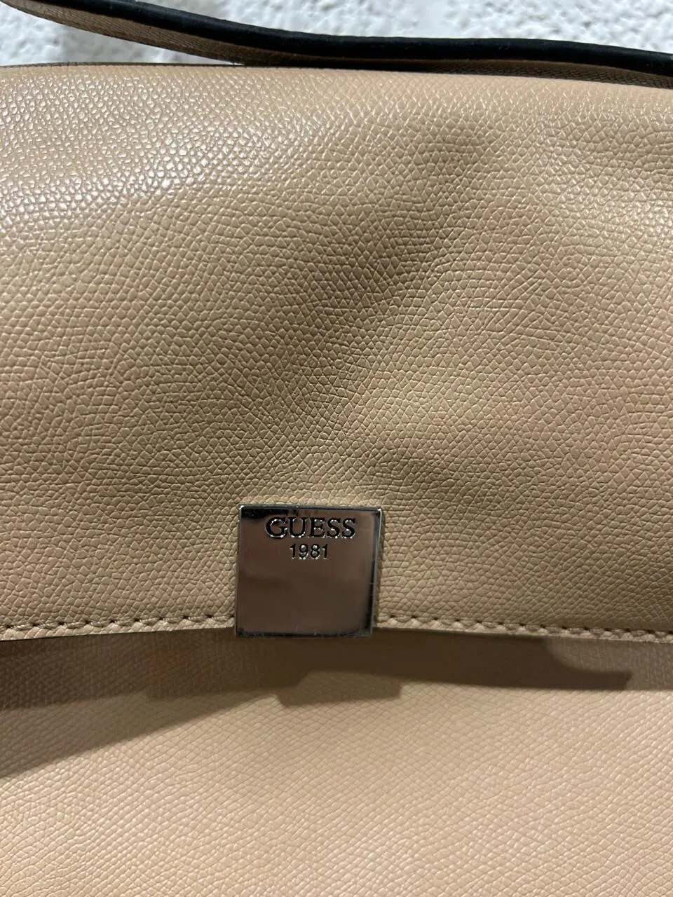 GUESS Crossbody Purse Tan Beige Handbag Flap opening logo