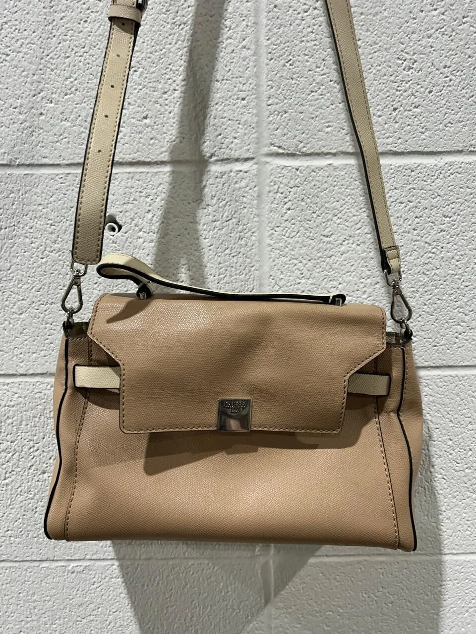 GUESS Crossbody Purse Tan Beige Handbag Flap opening logo