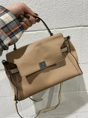 GUESS Crossbody Purse Tan Beige Handbag Flap opening logo