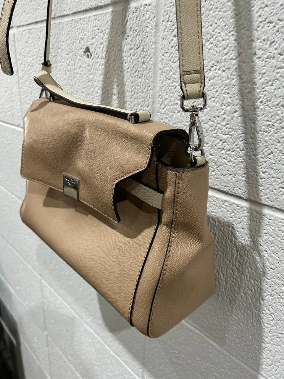 GUESS Crossbody Purse Tan Beige Handbag Flap opening logo