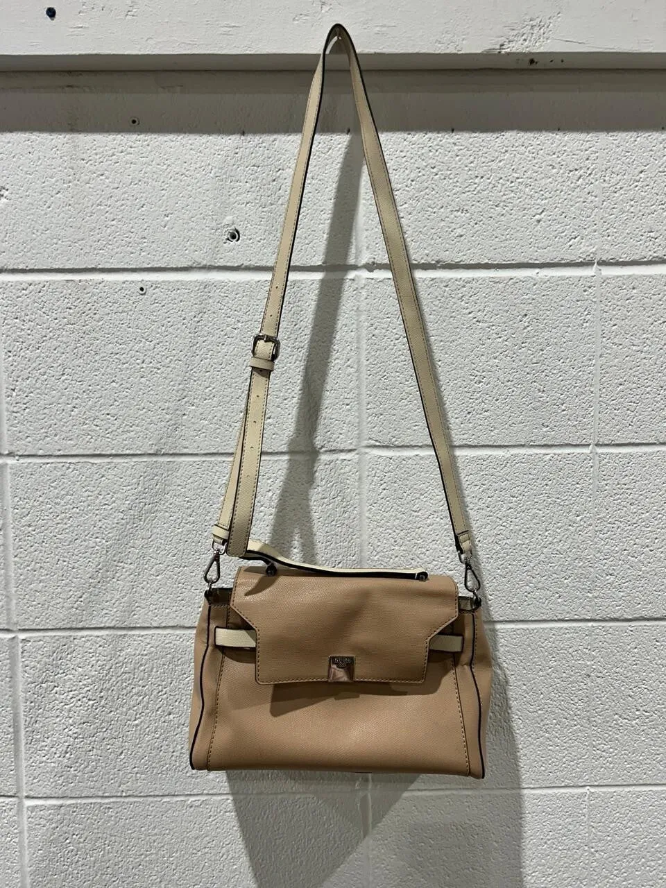 GUESS Crossbody Purse Tan Beige Handbag Flap opening logo