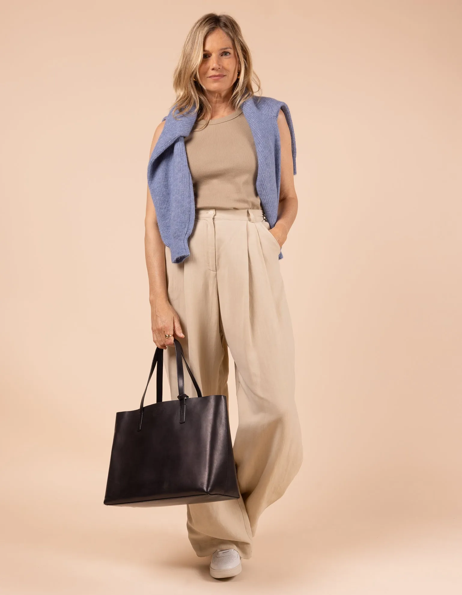 Sam Shopper - Black Classic Leather