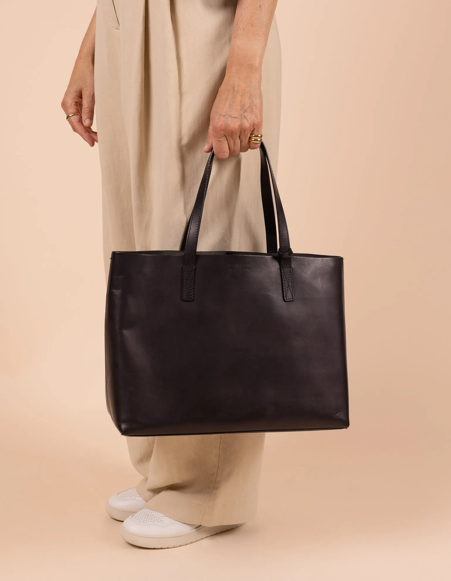Sam Shopper - Black Classic Leather