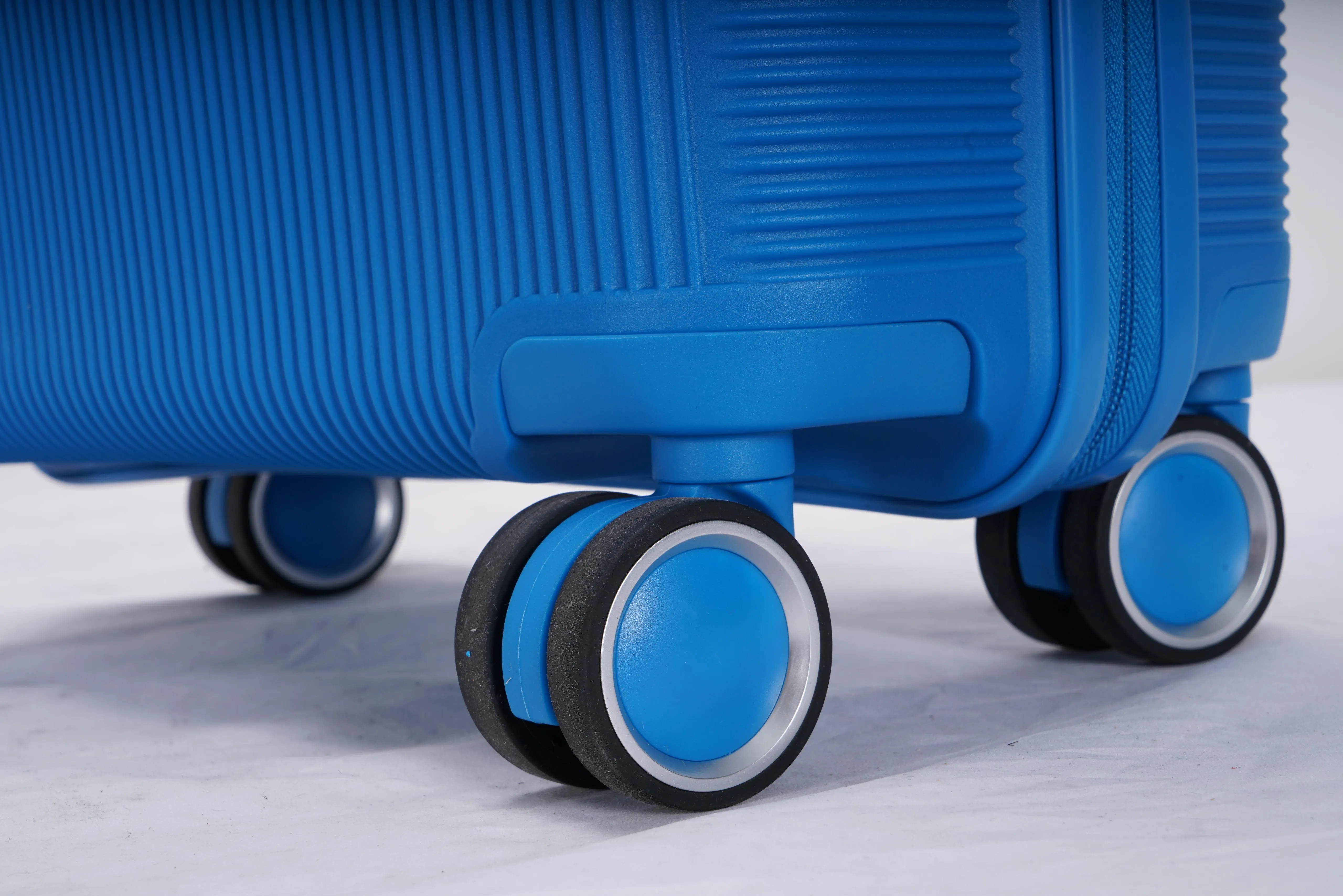 Unbreakable 8 Wheels PP Lightweight Cabin - Blue